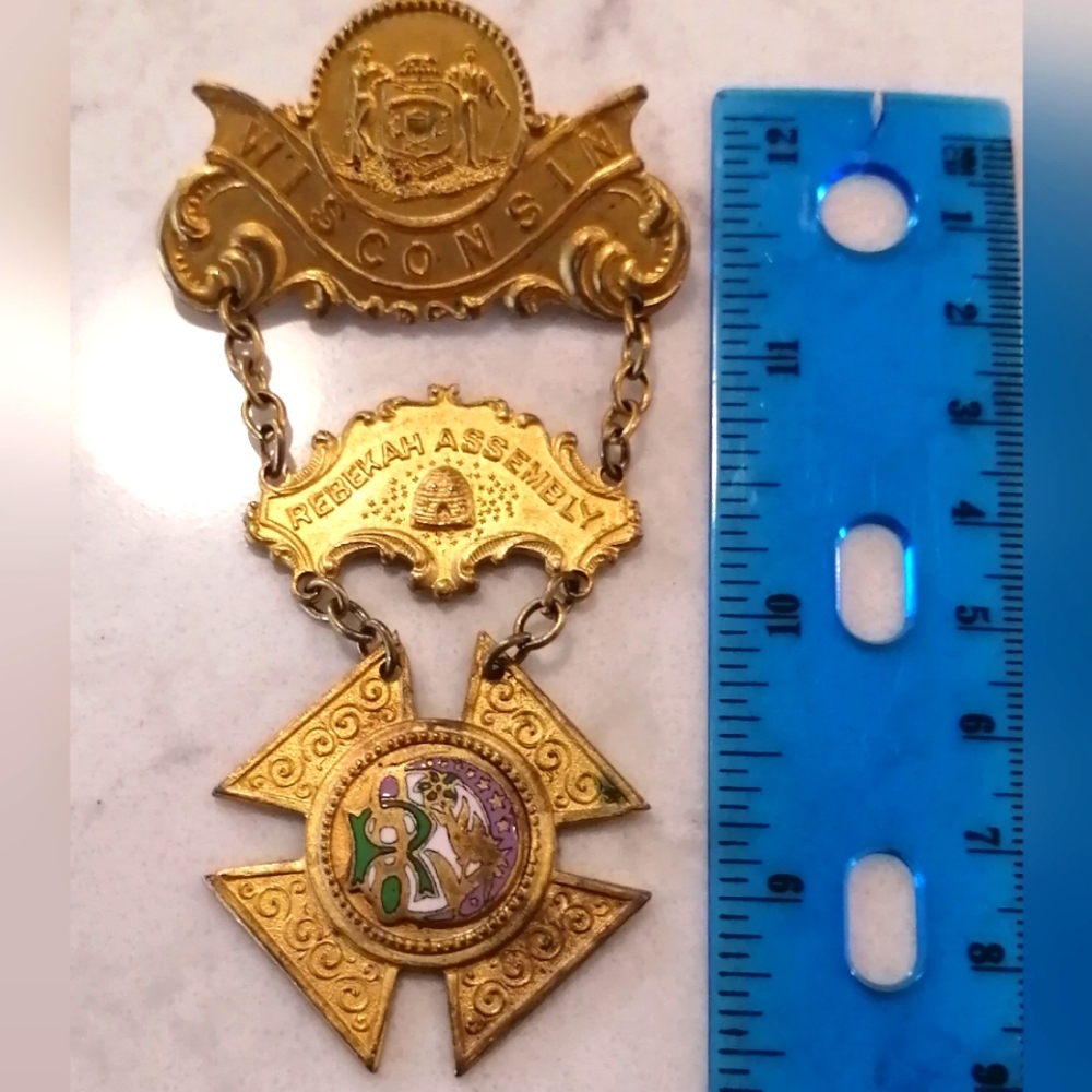 Vintage Wisconsin Rebekah Assembly Odd Fellows brooch medallion 3-row ladder pin